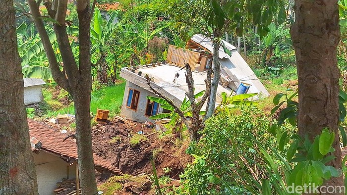 Kondisi rumah Ruhiyat Hidayat (44) di Kampung Bojongloa Pojok, Kecamatan Kutawaringin, Kabupaten Bandung, Rabu (9/9/2026).