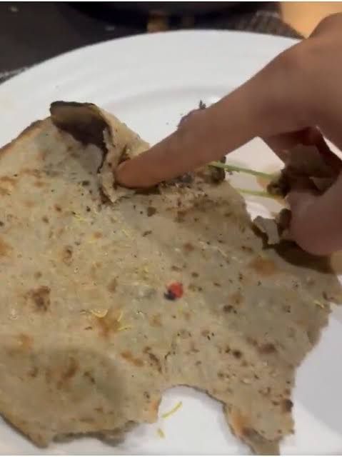 Lagi Asyik Makan, Pengunjung Ini Temukan Karet Gelang di Dalam Roti