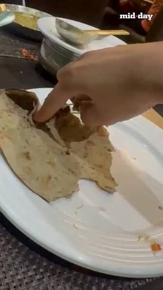Lagi Asyik Makan, Pengunjung Ini Temukan Karet Gelang di Dalam Roti