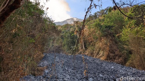 Lava mengalir di sungai dekat kampung lama atau rumah adat Lewohala.