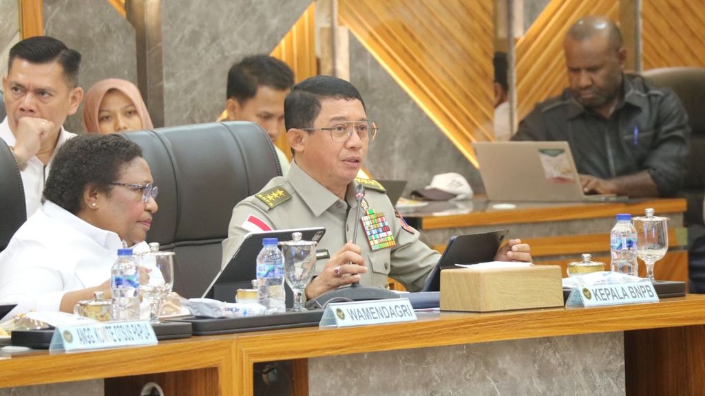 Letjen TNI Dr. Suharyanto S.Sos., M.M mengikuti Rapat Tingkat Menteri (RTM) untuk Percepatan Penanganan Pascakonflik Sosial di Kabupaten Jayawijaya dan Kabupaten Lanny Jaya di Ruang Nakula, Kementerian Koordinator Bidang Politik dan Keamanan, Jakarta, Rabu (9/9/2026). Letjen TNI Dr. Suharyanto S.Sos., M.M mengikuti Rapat Tingkat Menteri (RTM) untuk Percepatan Penanganan Pascakonflik Sosial di Kabupaten Jayawijaya dan Kabupaten Lanny Jaya di Ruang Nakula, Kementerian Koordinator Bidang Politik dan Keamanan, Jakarta, Rabu (9/9/2026). (Dok.BNPB)