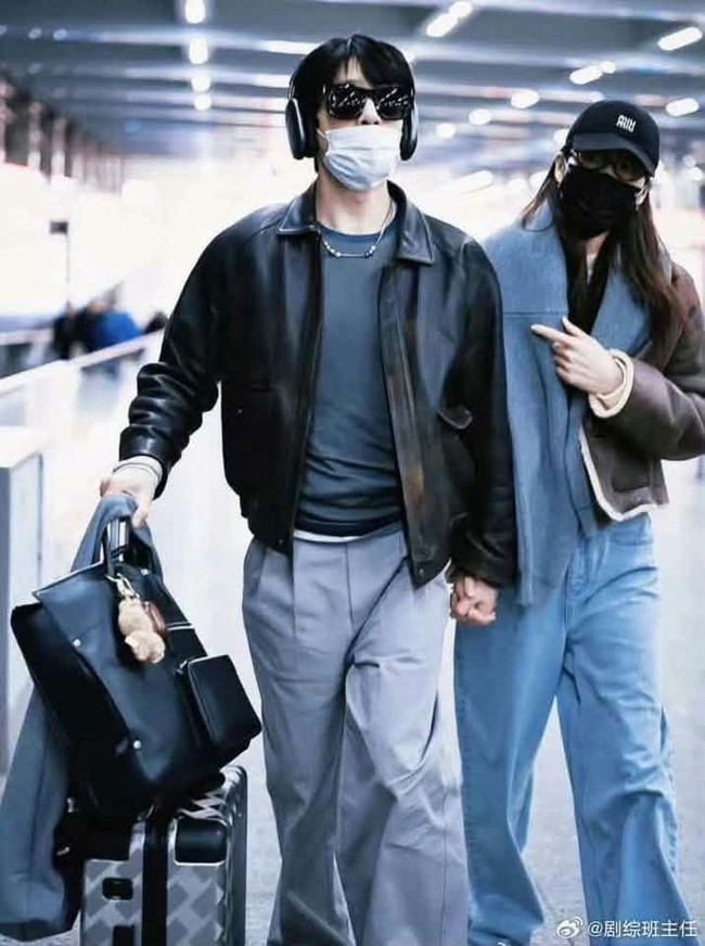Meski ‘low key’, kebersamaan mereka cukup sering tertangkap kamera. Pada 2022, keduanya kedapatan bergandengan tangan saat ‘double date’ bersama Rainie Yang dan Li Ronghao. Foto: Weibo