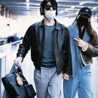 Meski ‘low key’, kebersamaan mereka cukup sering tertangkap kamera. Pada 2022, keduanya kedapatan bergandengan tangan saat ‘double date’ bersama Rainie Yang dan Li Ronghao. Foto: Weibo