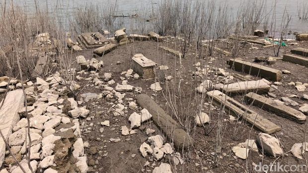 Penampakan makam kuno di dasar Waduk Gajah Mungkur Wonogiri, Rabu (9/9/2026).