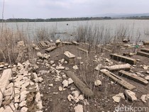 Munculnya Nisan Batu Makam Tua di Dasar Waduk Gajah Mungkur