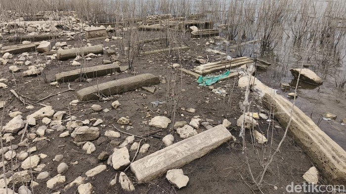 Makam kuno di Waduk Gajah Mungkur, di Kelurahan/Kecamatan Wuryantoro, Kabupaten Wonogiri, Rabu (9/9/2026).