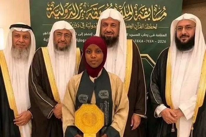 Maryam Dan-Azumi, mahasiswi Fisika asal Nigeria, mencetak sejarah usai menjuarai Lomba Al-Quran Internasional di Mekkah dan membawa pulang hadiah Rp 1,2 Miliar.