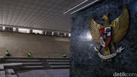 Tak hanya badan tugu, pembersihan juga menyasar bagian puncak Monas. Ruang Kemerdekaan turut menjadi bagian yang mendapat perawatan dalam kegiatan tersebut.