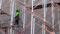 Dalam prosesnya, petugas menggunakan bahan berbasis silika untuk membantu membersihkan permukaan tugu. Pekerjaan dilakukan secara bertahap dengan memperhatikan kondisi struktur dan material pada bangunan.
