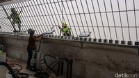 Proses pembersihan dilakukan secara menyeluruh untuk mengangkat kotoran yang menempel pada permukaan bangunan.