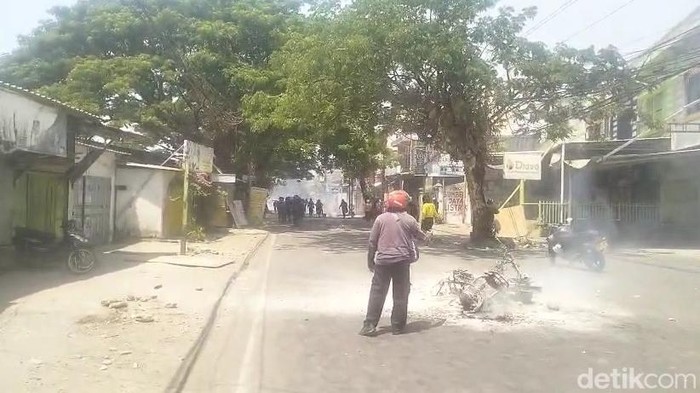 Motor terbakar di TKP tawuran Jalan Ujung Bori Makassar.