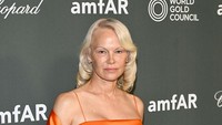 Pamela Anderson Konsisten Tanpa Makeup di Usia 59, Glowing Alami di Red Carpet