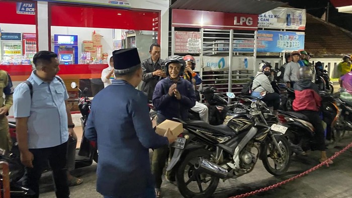 Bupati Fawait saat membagikan makanan ke warga yang sedang antre BBM di SPBU