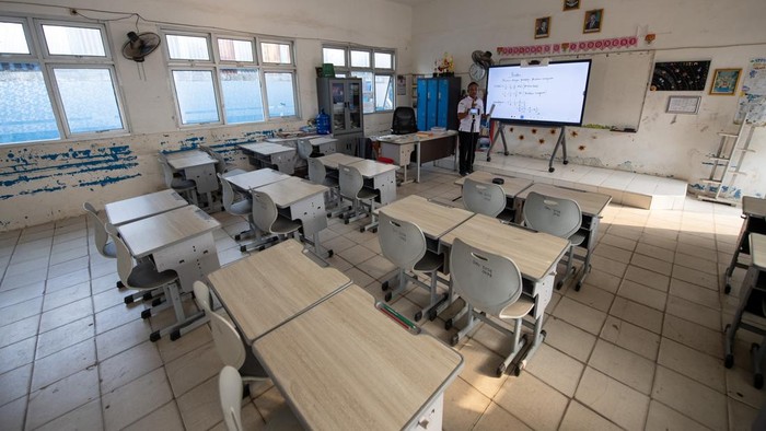 Guru melaksanakan pembelajaran jarak jauh (PJJ) secara daring di SDN 39 Palembang, Sumatera Selatan, Rabu (9/9/2026). Pemerintah Kota Palembang menerapkan PJJ daring untuk tingkat TK, SD, dan SMP mulai Rabu (9/9/2026) hingga waktu yang belum ditetapkan dikarenakan meningkatnya temuan gejala Infeksi Saluran Pernapasan Akut (ISPA) di kota tersebut akibat kabut asap dampak kebakaran hutan dan lahan (Karhutla). ANTARA FOTO/Nova Wahyudi