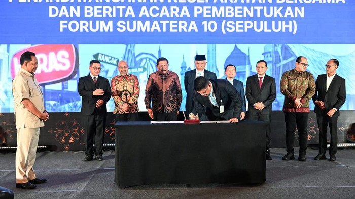 Gubsu Bobby Nasution bersama 9 provinsi lain melakukan penandatanganan pembentukan Forum 10 Provinsi di Pulau Sumatera