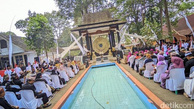 Penabuhan Gong Perdamaian Dunia saat Milangkala ke-17 di Situs Bojonggaluh, Desa Karangkamulyan, Kecamatan Cijeungjing. Penabuhan Gong Perdamaian Dunia saat Milangkala ke-17 di Situs Bojonggaluh, Desa Karangkamulyan, Kecamatan Cijeungjing.