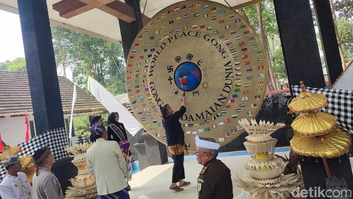 Penabuhan Gong Perdamaian Dunia saat Milangkala ke-17 di Situs Bojonggaluh, Desa Karangkamulyan, Kecamatan Cijeungjing.