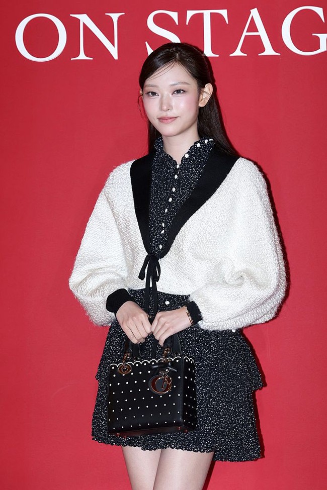 Haerin NewJeans membuat netizen riuh dengan penampilan perdananya di hadapan publik setelah 1 tahun 6 bulan. Ia kembali menunjukkan eksistensinya sebagai brand ambassador DIOR. Foto: Getty Images
