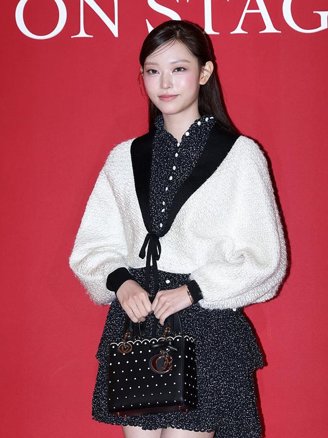 Haerin NewJeans Comeback ke Acara DIOR, Visual Mirip Kucing Bikin Meleleh