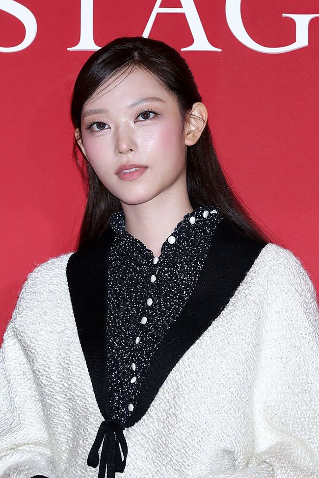 Saat tiba di venue, Haerin disambut teriakan hangat fans yang memadati venue. Pelantun Super Shy itu mengobati kangen Bunnies yang merindukan kabarnya setelah sempat ‘menghilang’. Foto: Getty Images