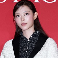 Saat tiba di venue, Haerin disambut teriakan hangat fans yang memadati venue. Pelantun Super Shy itu mengobati kangen Bunnies yang merindukan kabarnya setelah sempat ‘menghilang’. Foto: Getty Images