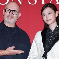 Sejumlah netizen turut menyorot visualnya yang menawan disebut-sebut menyerupai kucing. Dalam kesempatan itu, Haerin tampil berbalut gaun hitam dan cardigan putih keluaran DIOR. Lengkap dengan Lady Dior bag dan pointed heels bermotif polkadot senada. Foto: Getty Images