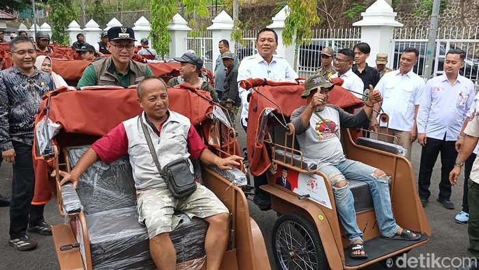 Penerima becak listrik di Tasikmalaya