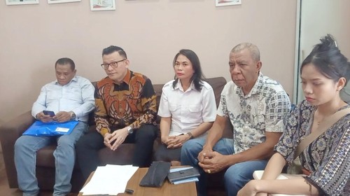 Pengacara Fransisco Bernando Bessi (batik) bersama keluarga mendiang dr Eliza Princila Utami Pakaenoni alias Dokter Icha di Kupang, Rabu (9/9/2026). (Simon Selly/detikBali)
