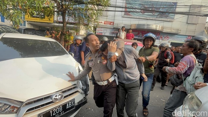 Pengemudi Alphard di Surabaya yang bikin laka beruntun diamankan polisi
