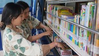 Kehadiran layanan tersebut disambut antusias oleh para siswa yang memilih berbagai buku bacaan yang tersedia. Perpustakaan keliling diharapkan dapat mendekatkan akses buku sekaligus membangun semangat literasi di kalangan siswa dan masyarakat. ANTARA FOTO/Nyoman Hendra Wibowo