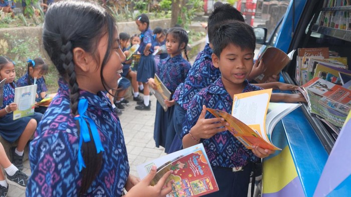 Sejumlah siswa membaca buku saat pelayanan perpustakaan keliling di SD Negeri 20 Dangin Puri, Denpasar, Bali, Rabu (9/9/2026). Dinas Perpustakaan dan Kearsipan Kota Denpasar menggelar perpustakaan keliling dengan menyasar sekolah dan ruang publik untuk meningkatkan minat serta melestarikan budaya membaca buku bagi pelajar dan masyarakat di era digital sekaligus memperingati Hari Literasi Internasional. ANTARA FOTO/Nyoman Hendra Wibowo
