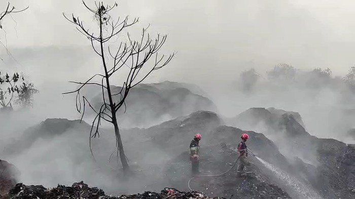 Petugas Damkar masih melakukan pemadaman di hari ketiga kebakaran TPA Galuga, Bogor, Rabu (9/9/2026).