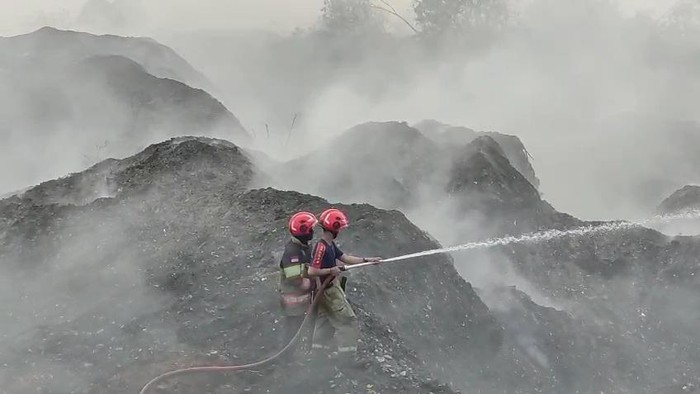 Petugas Damkar masih melakukan pemadaman di hari ketiga kebakaran TPA Galuga, Bogor, Rabu (9/9/2026).
