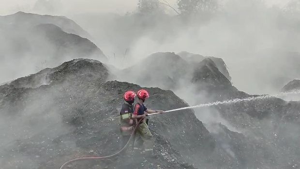 Petugas Damkar masih melakukan pemadaman di hari ketiga kebakaran TPA Galuga, Bogor. Petugas Damkar masih melakukan pemadaman di hari ketiga kebakaran TPA Galuga, Bogor, Rabu (9/9/2026).