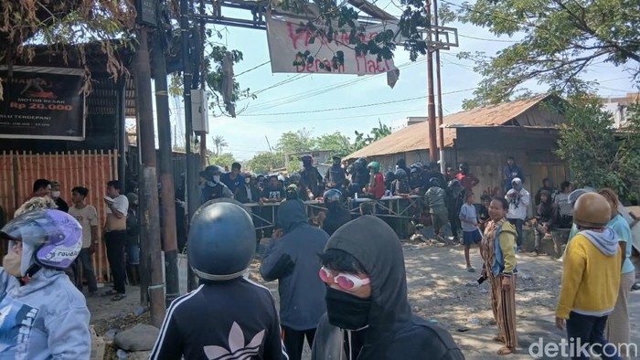 Polisi masih berjaga di TKP tawuran Jalan Ujung Bori Makassar.