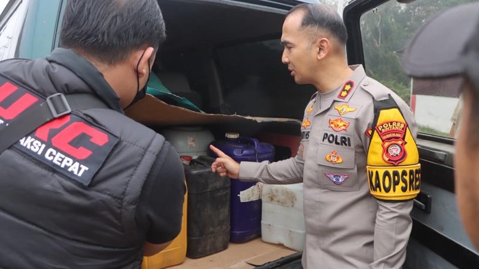 Polisi temukan tangki siluman saat warga berjam-jam antre BBM di Sintang
