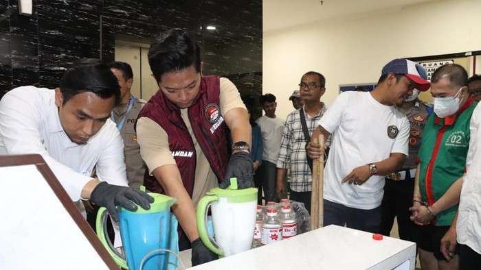 Polres Jakbar memusnahkan 1 Kg sabu, 208 gram ganja, dan 4.087 pil ekstasi.
