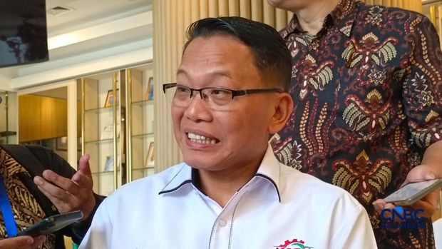 Presiden KSPN Ristadi saat menyampaikan keterangan kepada awak media di Kementerian Ketenagakejaan, Jakarta, Rabu (9/9/2026). Presiden KSPN Ristadi saat menyampaikan keterangan kepada awak media di Kementerian Ketenagakejaan, Jakarta, Rabu (9/9/2026). (CNBC Indonesia/Martyasari Rizky)