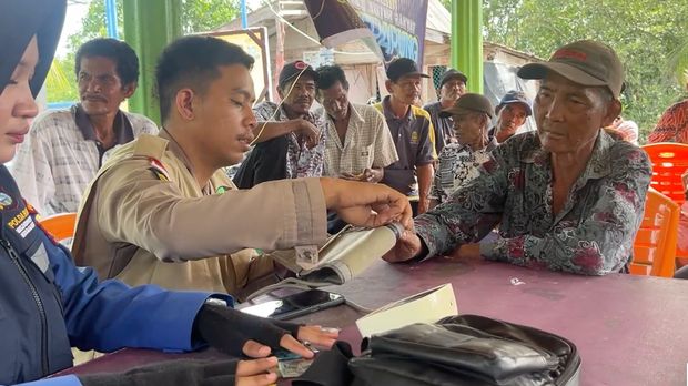 Program Jalur Polda Riau menghadirkan Klinik Terapung, melayani kesehatan gratis bagi masyarakat pesisir Program Jalur Polda Riau menghadirkan Klinik Terapung, melayani kesehatan gratis bagi masyarakat pesisir