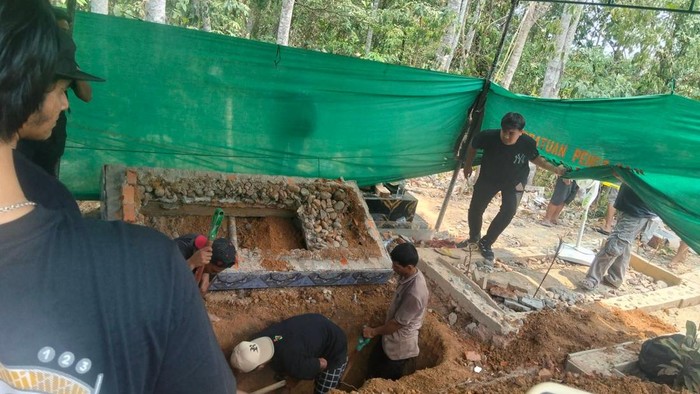 Proses pembongkaran makam pria yang diduga diracun di Mura.