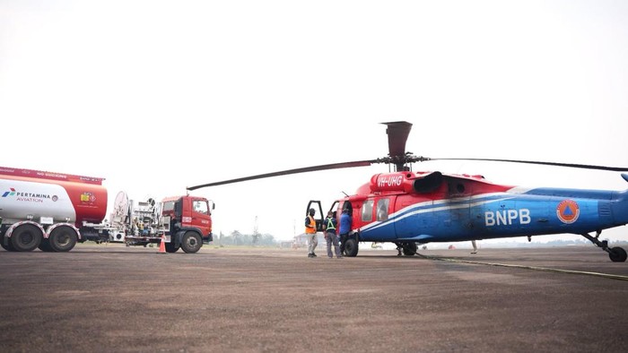Proses pengisian Avtur di  Pangkalan TNI AU Lanud Sri Mulyono Herlambang