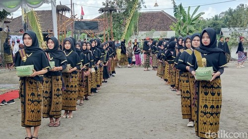 Prosesi Gawe Adat Inan Dowe di Desa Loyok, Kecamatan Sikur, Lombok Timur, NTB, Rabu (9/9/2026). (Foto: Sanusi Ardi W/detikBali)
