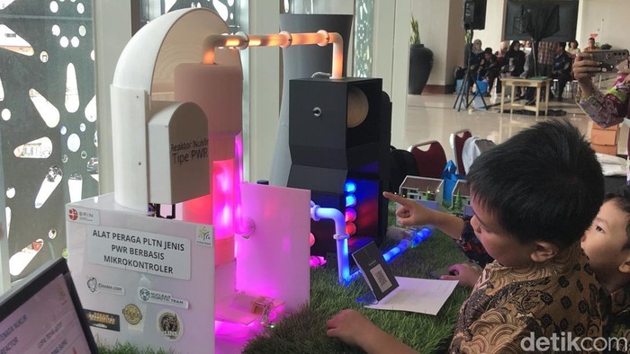 Prototipe alat peraga Pembangkit Listrik Tenaga Nuklir (PLTN) karya mahasiswa Poltek Nuklir Sleman dipamerkan di selasar Kampus, Rabu (9/9/2026).