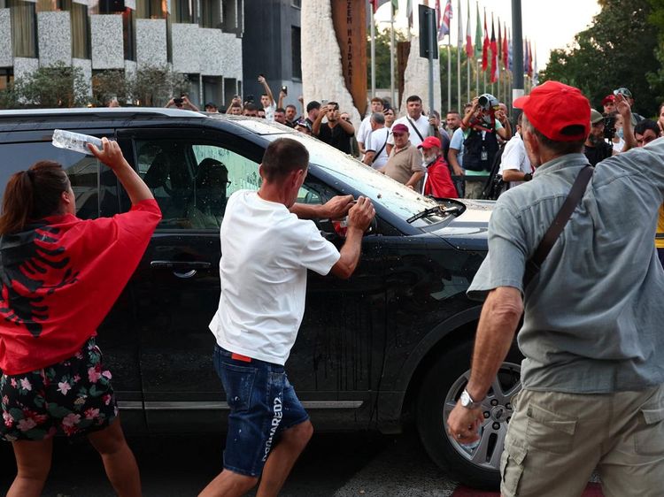Proyek Mewah Menantu Trump Ditolak, Demonstran Albania Bentrok dengan Polisi
