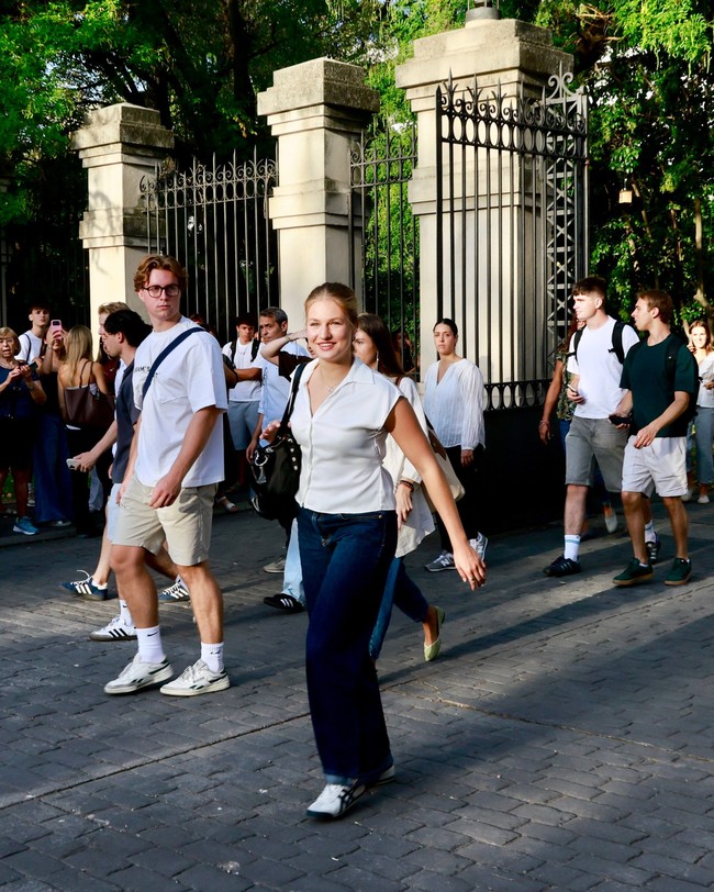 Putri Mahkota Spanyol ini resmi menyandang status mahasiswa. Pada Senin (7/9/2026), Leonor bergabung dengan ribuan mahasiswa lainnya, memasuki gedung Adolfo Posada di Kampus Getafe, tempat ia mengenyam pendidikan Ilmu Politik. Foto: Instagram/@casareal.es
