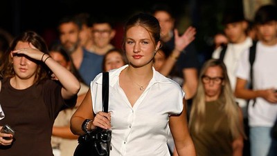 7 Gaya Simple Putri Leonor di Hari Pertama Masuk Kuliah, Pakai Kemeja & Jeans