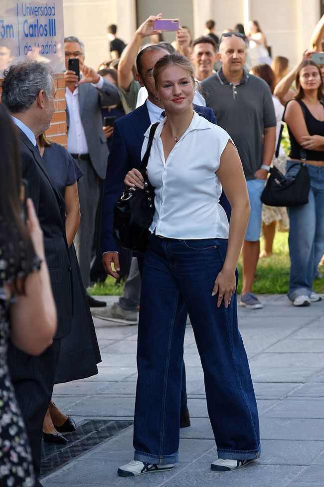 Putri berusia 20 tahun ini mengenakan busana casual dan minimalis. Ia tampil dengan kemeja putih lengan pendek dan jeans berpotongan lebar. Foto: Europa Press via Getty Images/Europa Press Entertainment