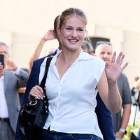 Tak ada aksesori berlebihan, hanya kalung, anting dan jam tangan sederhana. Foto: Getty Images/Carlos Alvarez