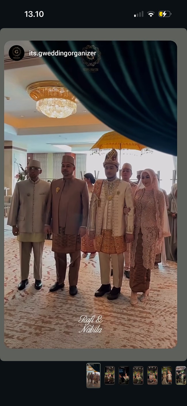 Memasuki ruangan lokasi akad, Rafi tampak ditemani ibu dan ayah sambungnya, Sultan Djorghi. Sultan Djorghi berdiri tepat di sebelah Rafi. Ia mengenakan setelan berwarna kecoklatan lengkap dengan kain yang menghiasi pinggangnya serta penutup kepala. Foto: Instagram/@adjiepangestu