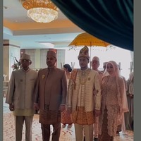 Memasuki ruangan lokasi akad, Rafi tampak ditemani ibu dan ayah sambungnya, Sultan Djorghi. Sultan Djorghi berdiri tepat di sebelah Rafi. Ia mengenakan setelan berwarna kecoklatan lengkap dengan kain yang menghiasi pinggangnya serta penutup kepala. Foto: Instagram/@adjiepangestu
